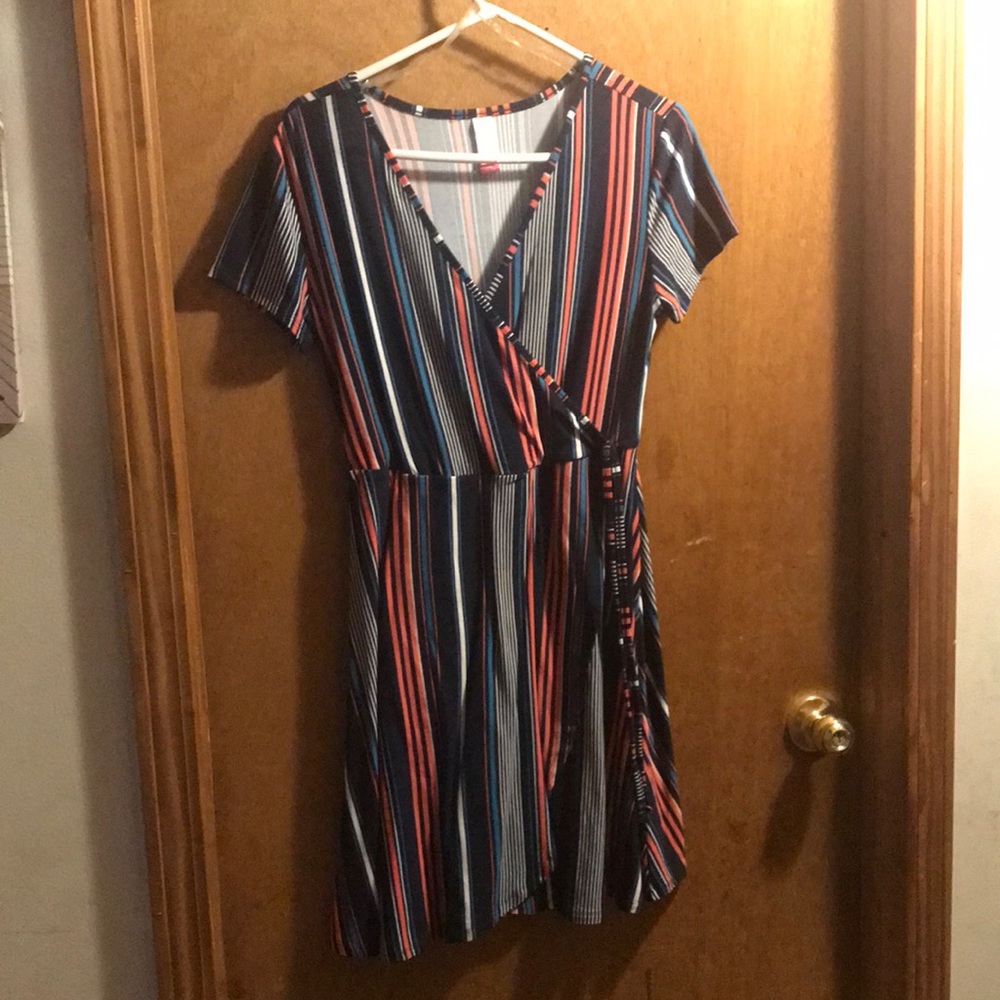 Says it’s a large but it does not fit like a large